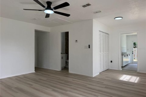 House in Tampa, Florida 3 bedrooms, 103.4 sq.m. № 2287821 - photo 2