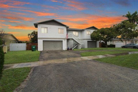 Casa en venta en Cutler Bay, Florida, 4 dormitorios, 245.82 m2 № 2152921 - foto 1