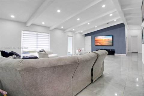 Casa en venta en Cutler Bay, Florida, 4 dormitorios, 245.82 m2 № 2152921 - foto 9
