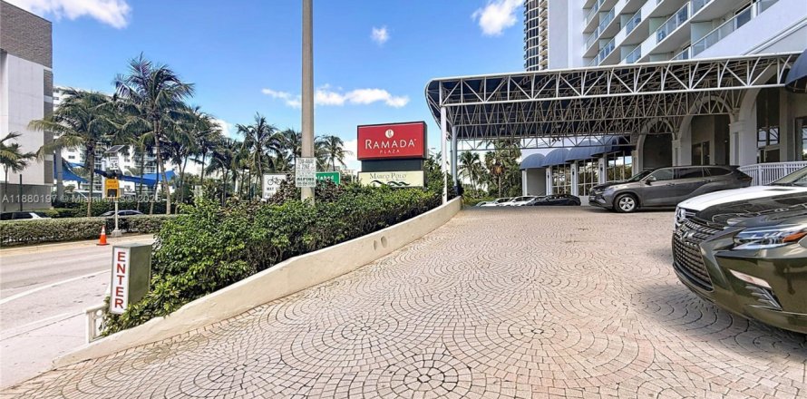 Hotel in Sunny Isles Beach, Florida 39.95 sq.m. № 1944072
