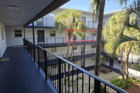 Condo in Lauderdale Lakes, Florida, 2 bedrooms  № 1862193 - photo 28