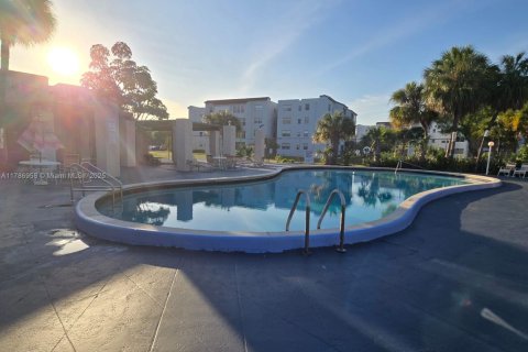 Condo in Lauderdale Lakes, Florida, 2 bedrooms  № 1862193 - photo 16