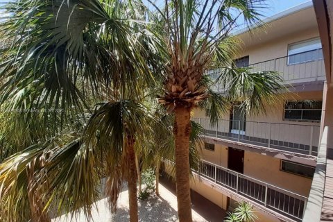 Condo in Lauderdale Lakes, Florida, 2 bedrooms  № 1862193 - photo 11