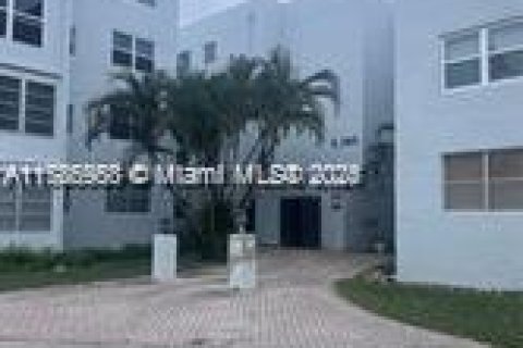 Condo in Lauderdale Lakes, Florida, 2 bedrooms  № 1862193 - photo 1