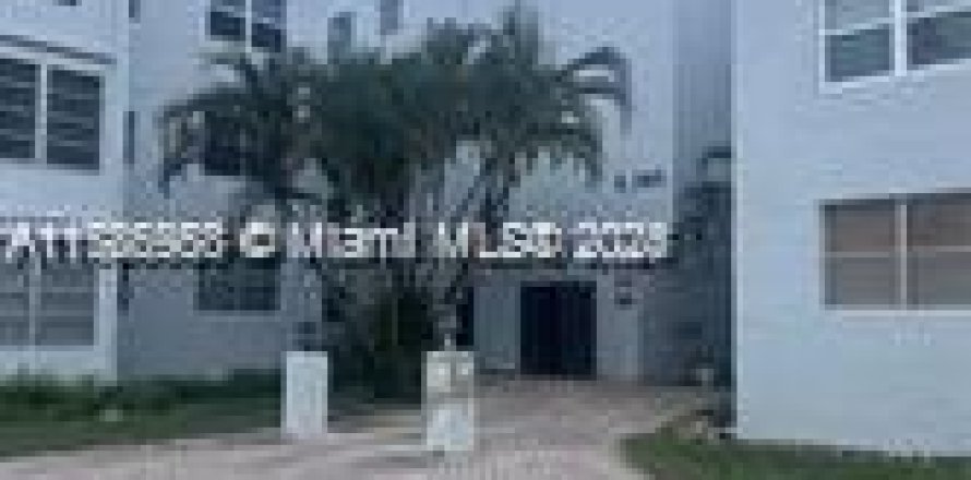Condo in Lauderdale Lakes, Florida, 2 bedrooms  № 1862193
