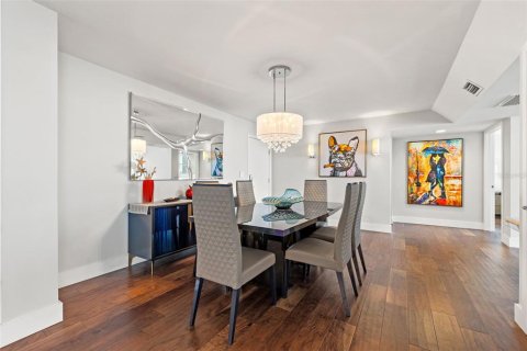 Condo in Treasure Island, Florida, 2 bedrooms № 2206216 - photo 5