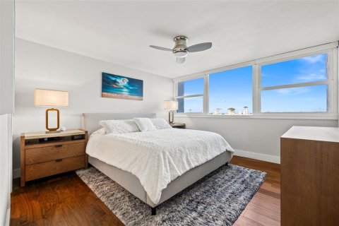 Condo in Treasure Island, Florida, 2 bedrooms № 2206216 - photo 26