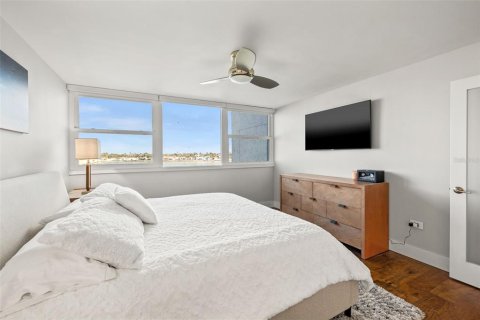 Condo in Treasure Island, Florida, 2 bedrooms № 2206216 - photo 27