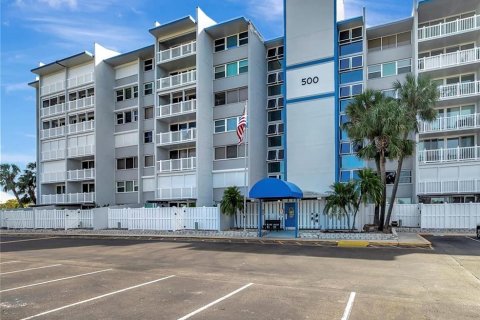 Condo in Treasure Island, Florida, 2 bedrooms № 2206216 - photo 2