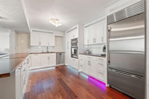 Condo in Treasure Island, Florida, 2 bedrooms № 2206216 - photo 14