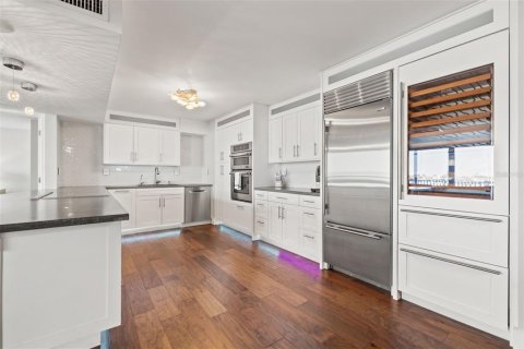 Condo in Treasure Island, Florida, 2 bedrooms № 2206216 - photo 8