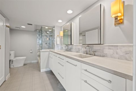 Condo in Treasure Island, Florida, 2 bedrooms № 2206216 - photo 29