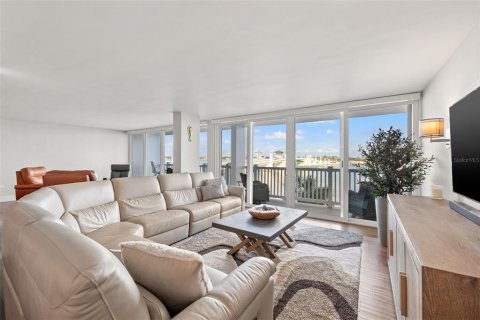 Condo in Treasure Island, Florida, 2 bedrooms № 2206216 - photo 22