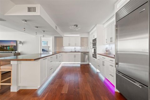 Condo in Treasure Island, Florida, 2 bedrooms № 2206216 - photo 13