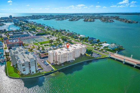 Condo in Treasure Island, Florida, 2 bedrooms  № 2206216