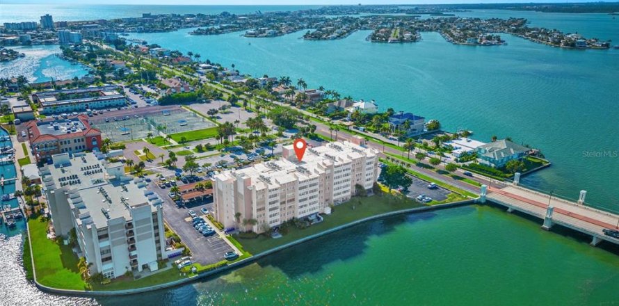 Condo in Treasure Island, Florida, 2 bedrooms № 2206216