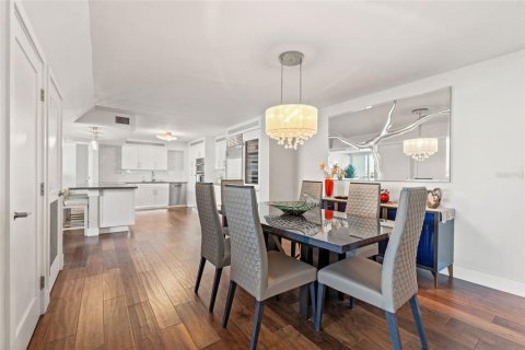 Condo in Treasure Island, Florida, 2 bedrooms № 2206216 - photo 7