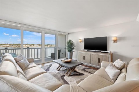 Condo in Treasure Island, Florida, 2 bedrooms № 2206216 - photo 21