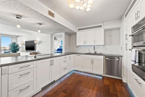 Condo in Treasure Island, Florida, 2 bedrooms № 2206216 - photo 10