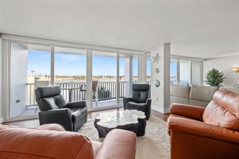 Condo in Treasure Island, Florida, 2 bedrooms № 2206216 - photo 4