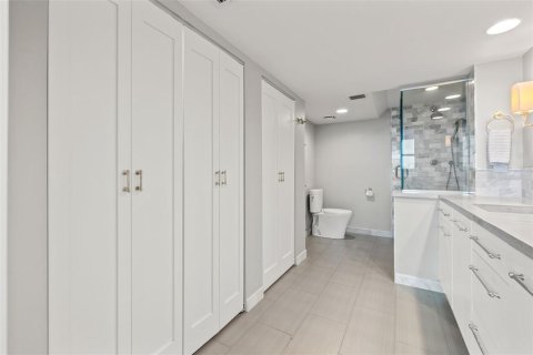 Condo in Treasure Island, Florida, 2 bedrooms № 2206216 - photo 30