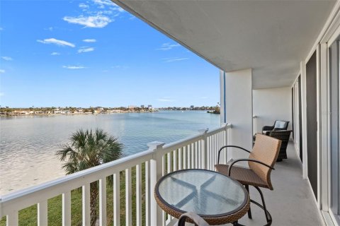 Condo in Treasure Island, Florida, 2 bedrooms № 2206216 - photo 3