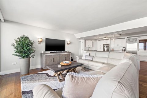 Condo in Treasure Island, Florida, 2 bedrooms № 2206216 - photo 19