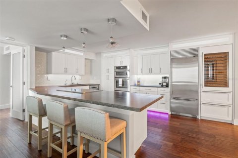 Condo in Treasure Island, Florida, 2 bedrooms № 2206216 - photo 6