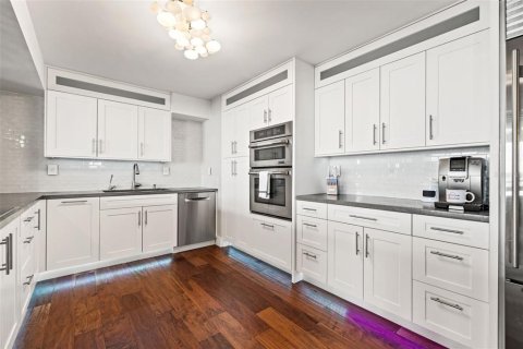 Condo in Treasure Island, Florida, 2 bedrooms № 2206216 - photo 12