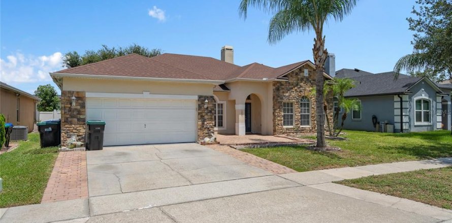 House in Orlando, Florida 4 bedrooms, 235.51 sq.m. № 2383326