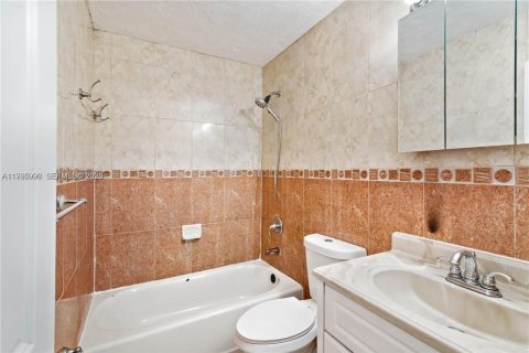 House in Miami Gardens, Florida 2 bedrooms, 213.49 sq.m. № 2044878 - photo 7