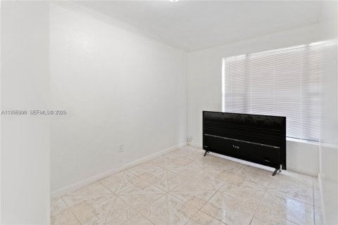House in Miami Gardens, Florida 2 bedrooms, 213.49 sq.m. № 2044878 - photo 8