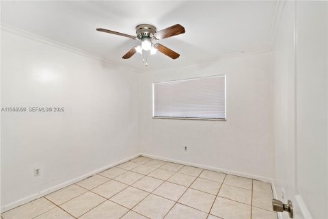 House in Miami Gardens, Florida 2 bedrooms, 213.49 sq.m. № 2044878 - photo 6