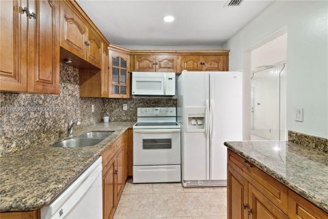 House in Miami Gardens, Florida 2 bedrooms, 213.49 sq.m. № 2044878 - photo 2