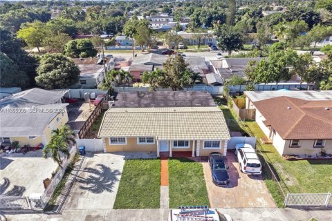 House in Miami Gardens, Florida 2 bedrooms, 213.49 sq.m. № 2044878 - photo 9