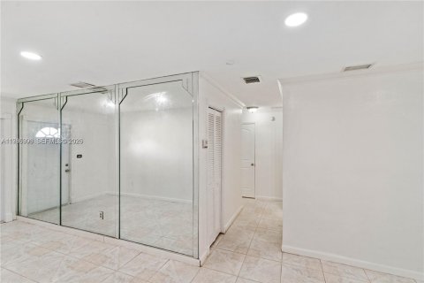 House in Miami Gardens, Florida 2 bedrooms, 213.49 sq.m. № 2044878 - photo 4