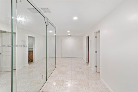 House in Miami Gardens, Florida 2 bedrooms, 213.49 sq.m. № 2044878 - photo 5