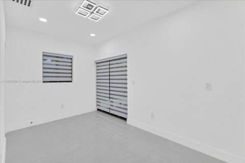 House in Miami, Florida 5 bedrooms, 183.02 sq.m. № 2015516 - photo 25