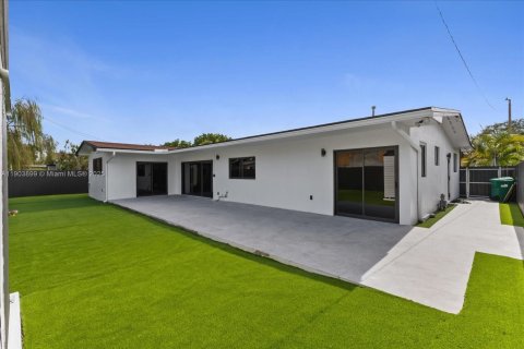 House in Miami, Florida 5 bedrooms, 183.02 sq.m. № 2015516 - photo 8