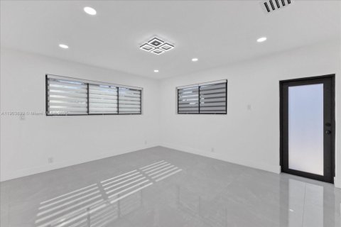 House in Miami, Florida 5 bedrooms, 183.02 sq.m. № 2015516 - photo 20
