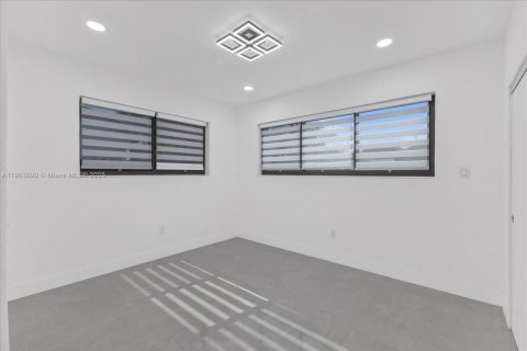 House in Miami, Florida 5 bedrooms, 183.02 sq.m. № 2015516 - photo 18
