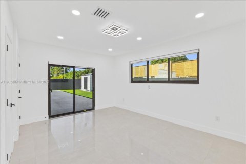 House in Miami, Florida 5 bedrooms, 183.02 sq.m. № 2015516 - photo 11
