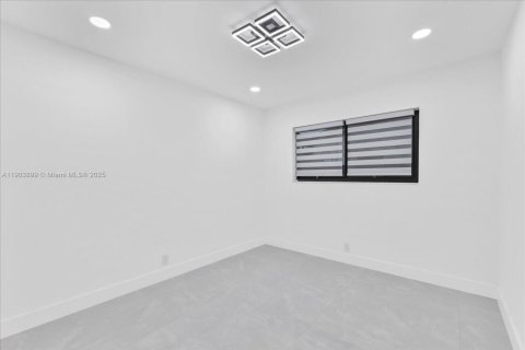 House in Miami, Florida 5 bedrooms, 183.02 sq.m. № 2015516 - photo 14