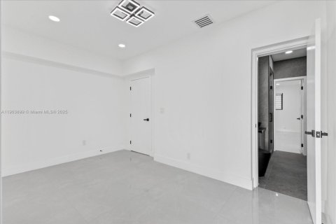 House in Miami, Florida 5 bedrooms, 183.02 sq.m. № 2015516 - photo 24