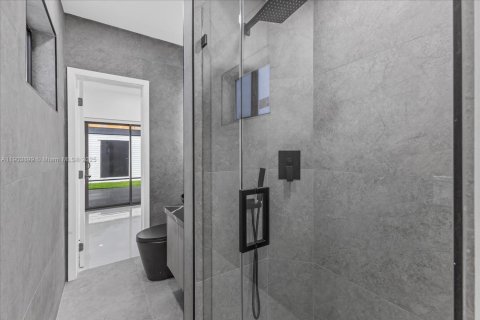 House in Miami, Florida 5 bedrooms, 183.02 sq.m. № 2015516 - photo 22