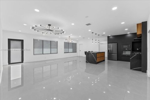House in Miami, Florida 5 bedrooms, 183.02 sq.m. № 2015516 - photo 29