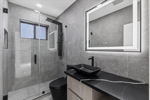 House in Miami, Florida 5 bedrooms, 183.02 sq.m. № 2015516 - photo 16
