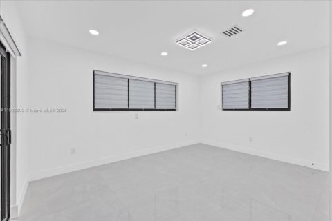 House in Miami, Florida 5 bedrooms, 183.02 sq.m. № 2015516 - photo 9