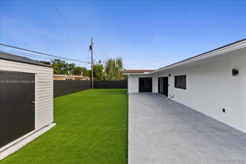 House in Miami, Florida 5 bedrooms, 183.02 sq.m. № 2015516 - photo 7