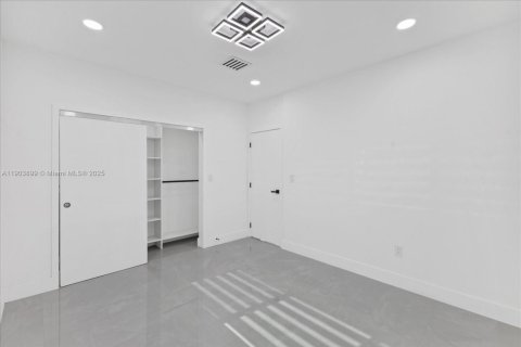 House in Miami, Florida 5 bedrooms, 183.02 sq.m. № 2015516 - photo 19